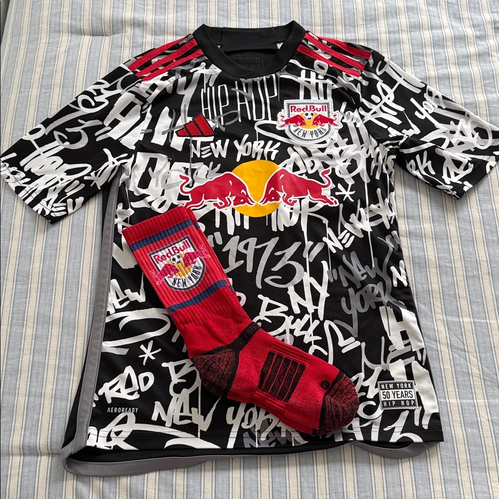⚽️ADIDAS AEROREADY Red Bull New York Graphic Soccer Jersey with socks. SIZE L.
